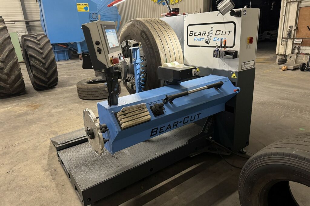 Le distributeur Pneus Lelièvre devient la première entreprise française à s'équiper de la Bear-Cut, machine semi-automatique de recreusage développée par Bear-Machines. Son objectif : traiter jusqu'à 8 000 pneus par an tout en améliorant sa productivité.